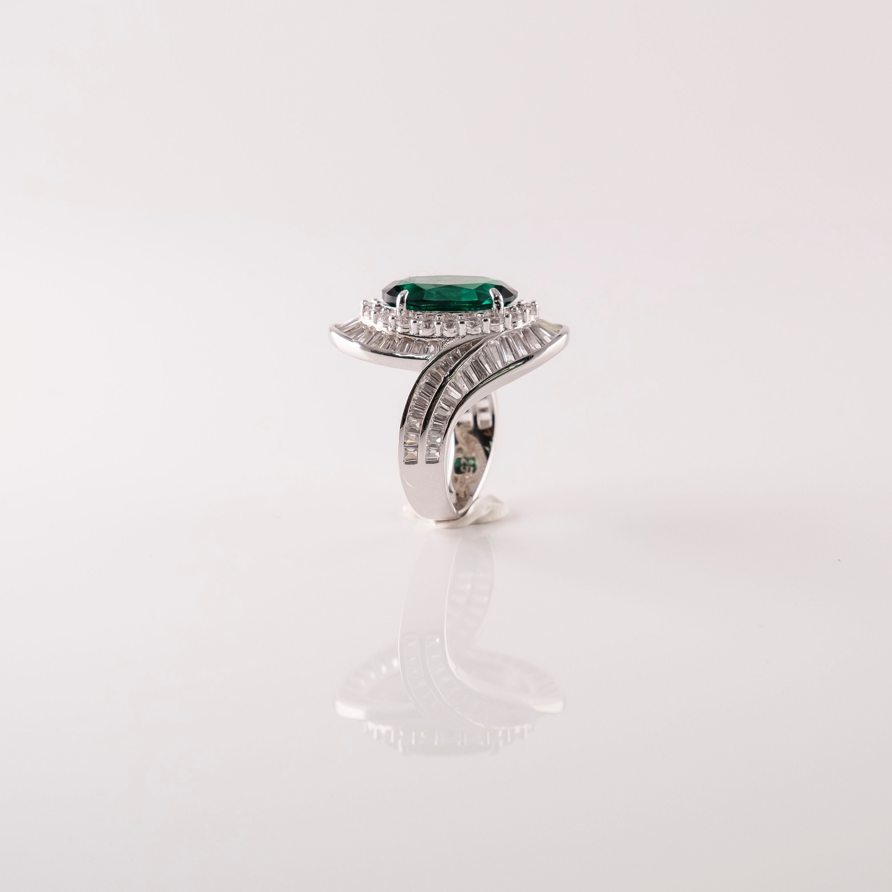 Anello Ovale Taglio Smeraldo