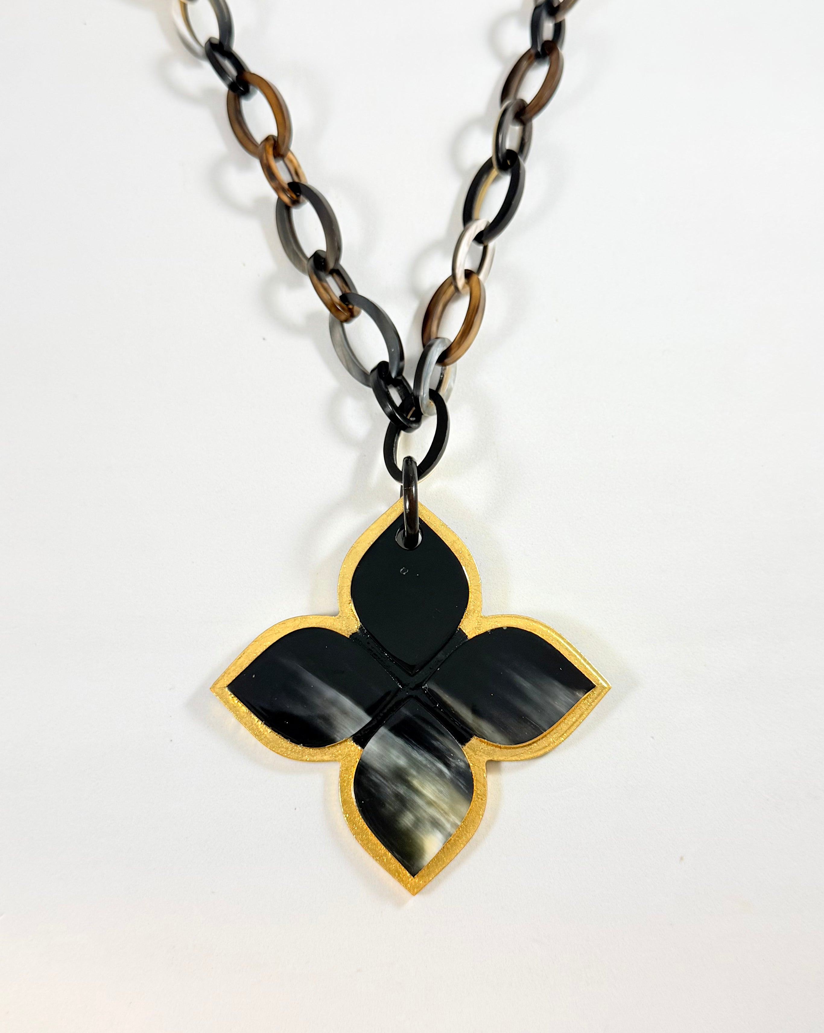 Collana in corno croce