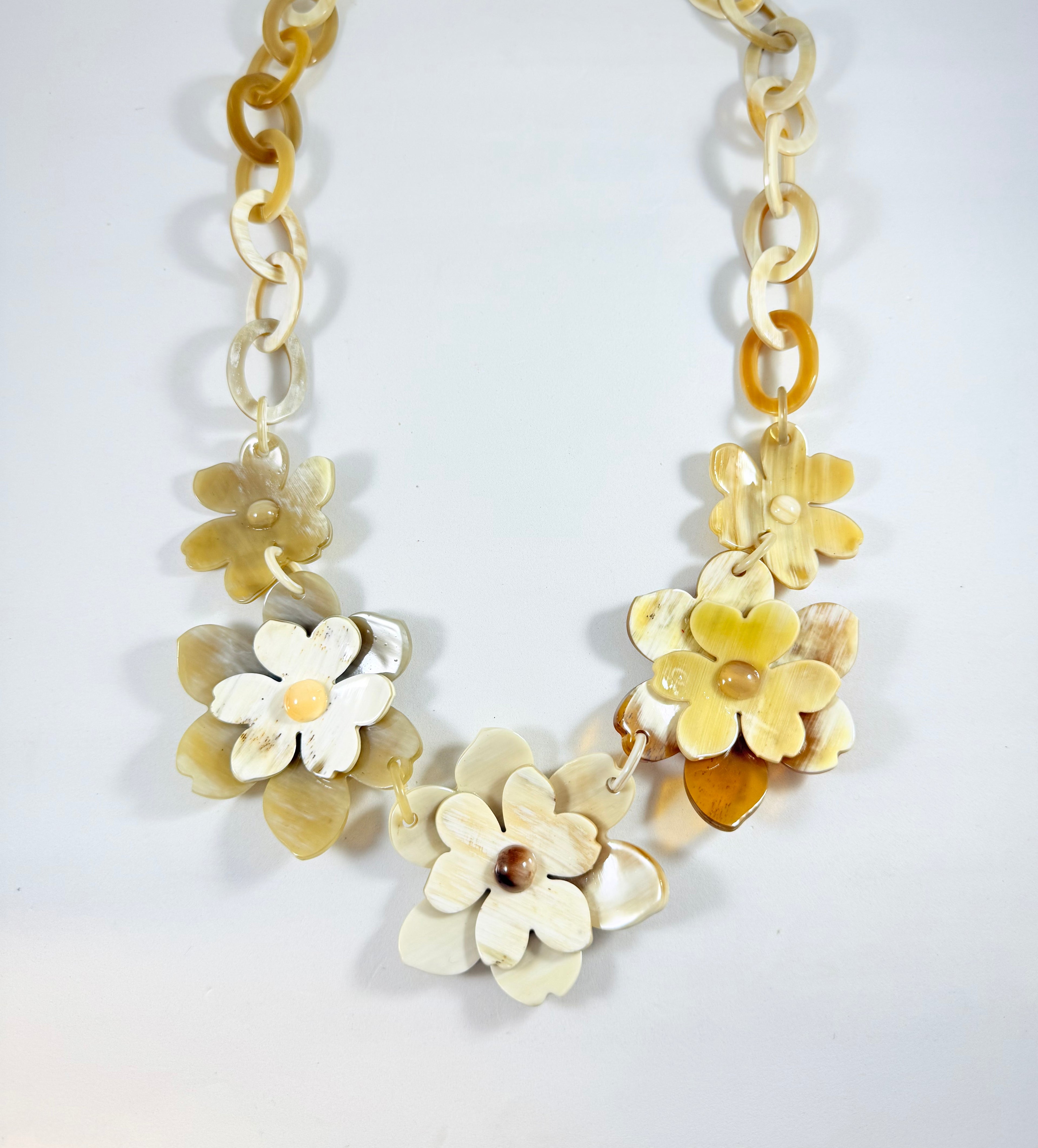 Collana in corno fiori